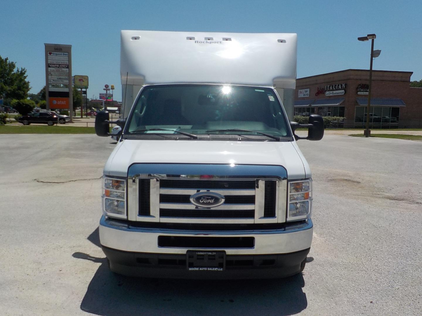 2022 White /Gray Ford Econoline (1FDWE3FK9ND) with an 7.3L V8 engine, AUTOMATIC transmission, located at 1617 W Church Street, Livingston, TX, 77351, (936) 327-3600, 30.710995, -94.951157 - LOW MILES!! If you're looking for a box van don't pass on this one!! It is ready for the BIG JOB!! This one is nice! - Photo#2